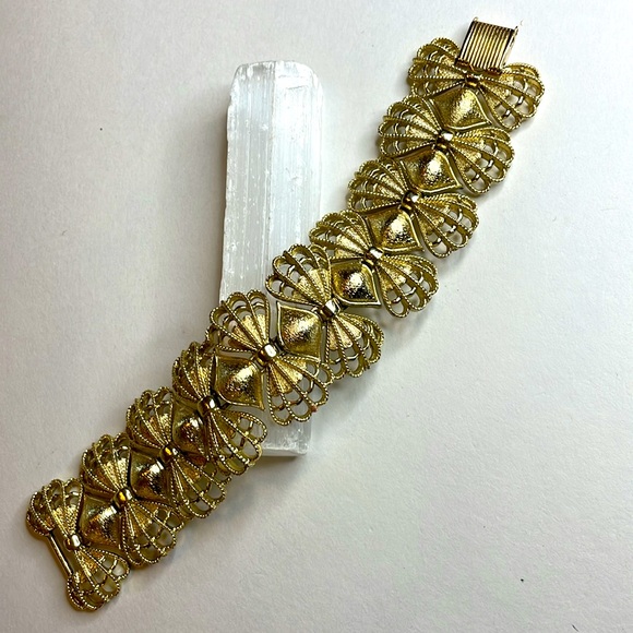 Vintage Signed Coro Goldtone Bow Bracelet - Picture 1 of 7
